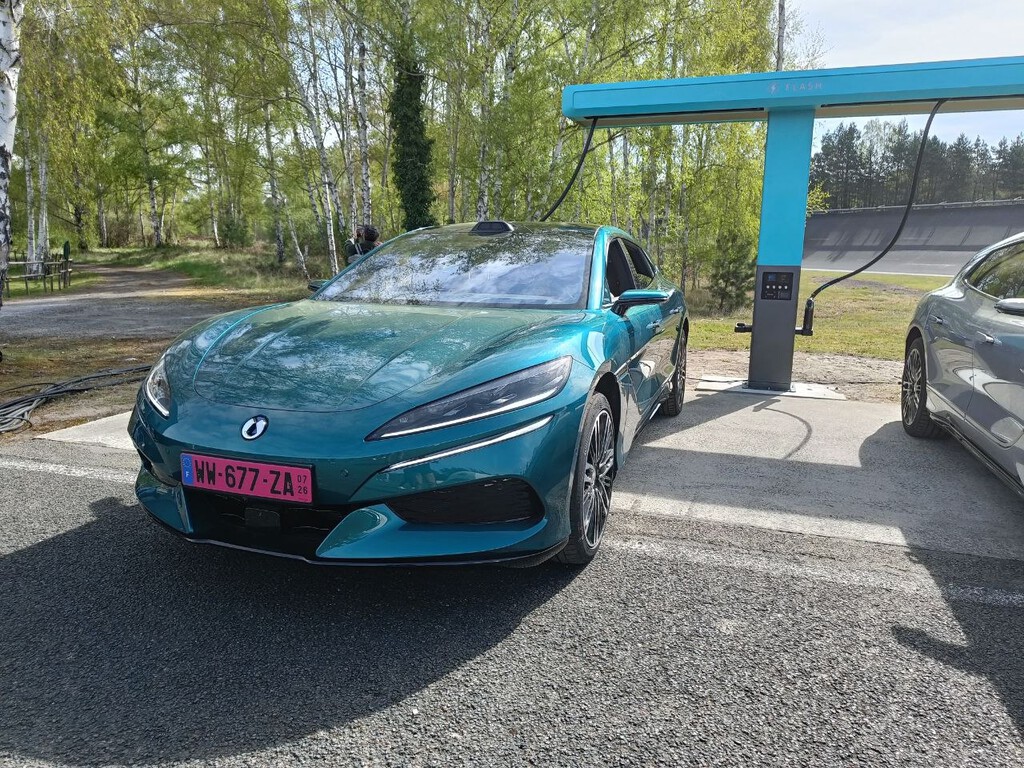2.000 millones de euros y 3.000 estaciones: el plan de BYD para que cargar tu eléctrico tarde lo mismo que parar a echar gasolina