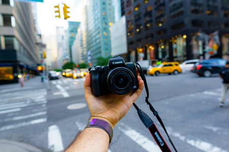 Canon EOS M50, Olympus OM-D E-M1 Mark II, Nikon Coolpix P900 y más cámaras, objetivos y accesorios en oferta: Llega Cazando Gangas