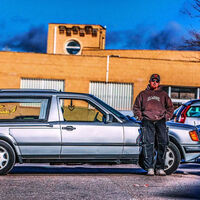 Un coche fúnebre con el lema 'Funeraria El Fiambre' ha levantado miradas en un municipio de Alicante: no es una funeraria