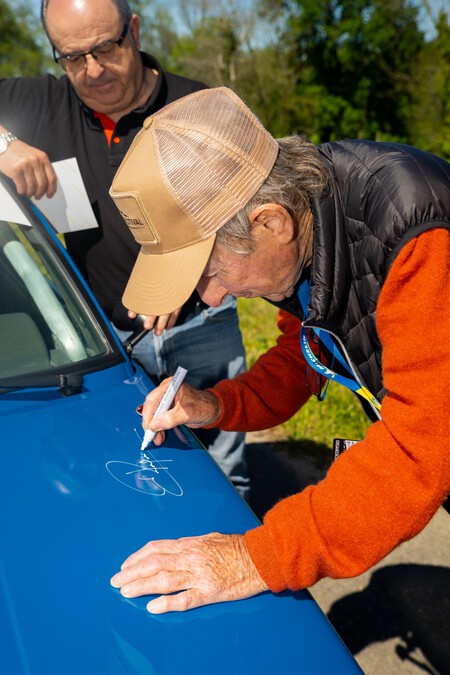 Jean Ragnotti firmando el Renault 11 de Rodosa Collection