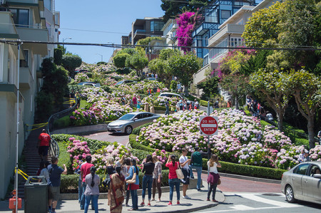 La famosa Lombard Street está tan abarrotada de coches que San Francisco estudia poner un peaje
