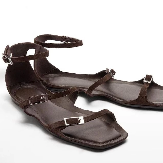 Sandalias planas de mujer de piel con tiras de hebilla en liso
