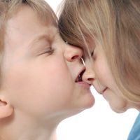 Mi hijo muerde o pega a otros niños: ¿qué puedo hacer?