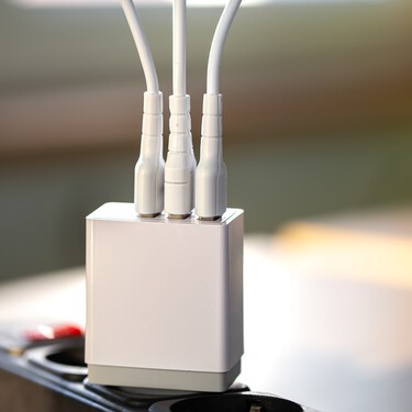Adiós a los cables encima del escritorio: Tiger arrasa con este gadget que los ordena y amplía el espacio sin obras ni taladros 