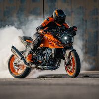 Vuelve la KTM 990 Duke: 123 CV de pura rabia austríaca con aires de streetfighter que se renueva de arriba abajo
