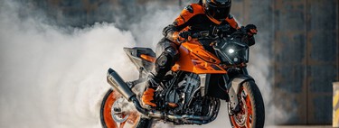 Vuelve la KTM 990 Duke: 123 CV de pura rabia austríaca con aires de streetfighter que se renueva de arriba abajo