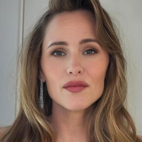 La técnica grey blending: la matización de canas que hace lucir tu pelo natural y sin efecto raíz