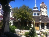Madonna Inn: visitando en el hotel más hortera del mundo, bebiendo en copas rosas y orinando en una cascada 