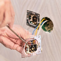 La inflación está llegando incluso a las cosas más banales: instalar un enchufe es ahora el doble de caro que antes