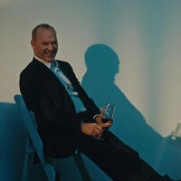 Hoy en Prime Video, un Michael Keaton carismático en una simpática película de las que ya no se hacen 