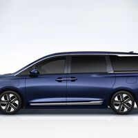 Espaciosa miniván ensamblada en México, no hay otra más barata y con motor híbrido que da 1,150 km por carga. Es para siete pasajeros 