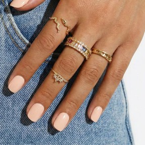 Las uñas de verano más cremosas se inspiran en el batido de fresa y rejuvenecen las manos