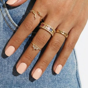 Las uñas de verano más cremosas se inspiran en el batido de fresa y rejuvenecen las manos