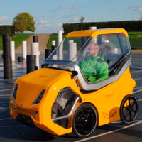 No lo parece, pero esto es una bicicleta eléctrica con asiento y techo para no mojarse