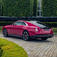 Con 35 años muchos tenemos un SEAT Ibiza; los ricos muy ricos con la misma edad son los compradores del Rolls-Royce eléctrico de 400.000 euros