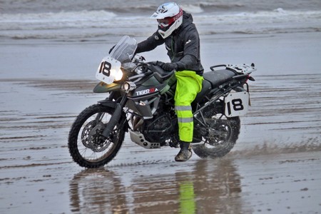 La enésima travesura de Guy Martin: cazado en las carreras de arena de Mablethorpe