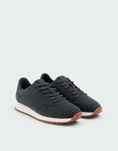 Diez sneakers y zapatillas que pueden ser tuyos en las rebajas de Pull&Bear por 20 euros o menos