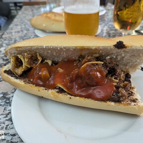 El bocadillo de bar más famoso de Villaverde Alto (Madrid) lleva morcilla, oreja y salsa brava. Exige cuatro horas de siesta, pero merece la pena 