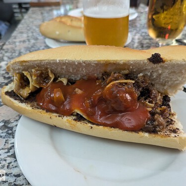 El bocadillo de bar más famoso de Villaverde Alto (Madrid) lleva morcilla, oreja y salsa brava. Exige cuatro horas de siesta, pero merece la pena 