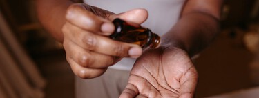 Cómo eliminar la caspa con una práctica sencilla: solo tienes que agregar este remedio natural a tu champú