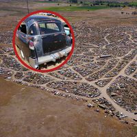 Nadie sabe exactamente qué hay aquí dentro: el cementerio de coches clásicos más grande del mundo ocupa 90 campos de fútbol