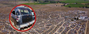 Nadie sabe exactamente qué hay aquí dentro: el cementerio de coches clásicos más grande del mundo ocupa 90 campos de fútbol