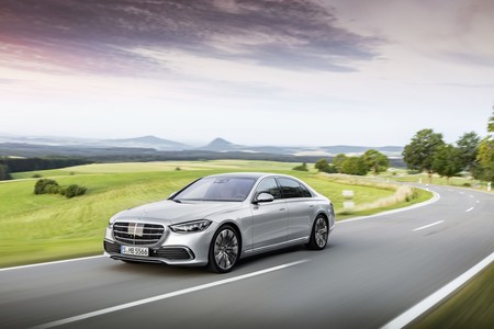 El nuevo Mercedes-Benz Clase S estrena nivel 3 de conducción autónoma, intrumentación 3D y hasta cinco pantallas
