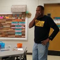 El emotivo "cumpleaños feliz" en lengua de signos de unos niños al conserje sordo de su escuela 