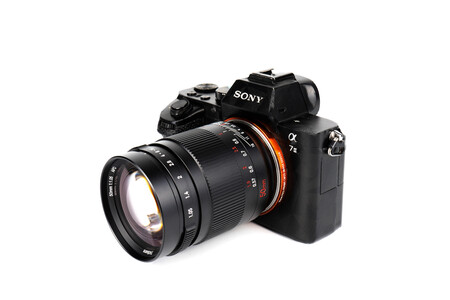 7Artisans presenta un nuevo 50mm ultraluminoso para cámaras sin espejo de sensor de 35mm
