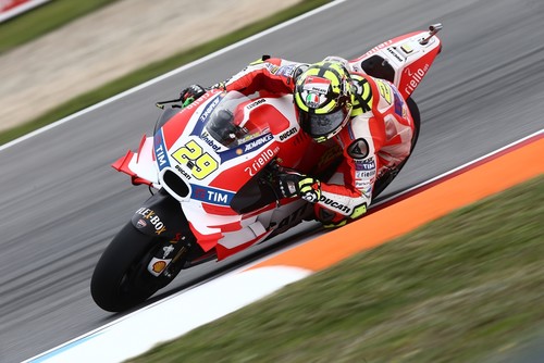 Andrea Iannone asesta un martillazo al crono, Sam Lowes y Jorge Navarro también gobiernan
