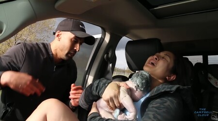 Impactante vídeo de un parto en el coche camino al hospital en plena autopista
