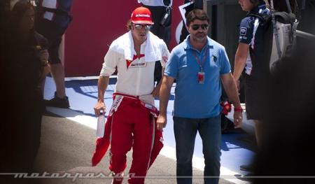 Fernando Alonso por el pit lane antes de la carrera
