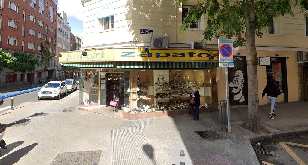La zapatería de barrio de Madrid sin redes sociales ni web que se hizo viral con la Gen Z en TikTok y que ahora acumula colas