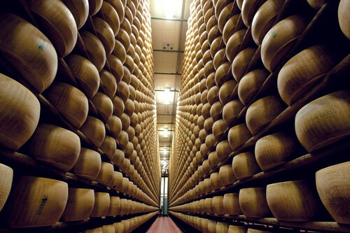 Consórcio de queijos italiano incluiu chips nas cascas de queijos para garantir a autenticidade e rastreá-los | Imagem: Parmigianno Reggiano (Divulgação)