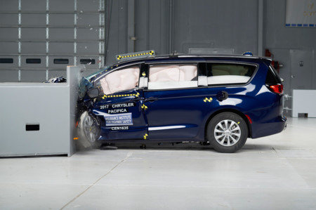 Chrysler Pacifica IIHS Crash Test