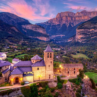 Al pie del Pirineo y medieval: el increíble pueblo de Huesca que es el paraíso de los senderistas dentro de un parque nacional