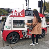 KFC está usando una mezcla entre food trucks y coches autónomos para repartir pollo frito en China, y parece que la idea funciona