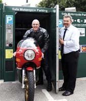 Aparcamiento seguro para tu moto