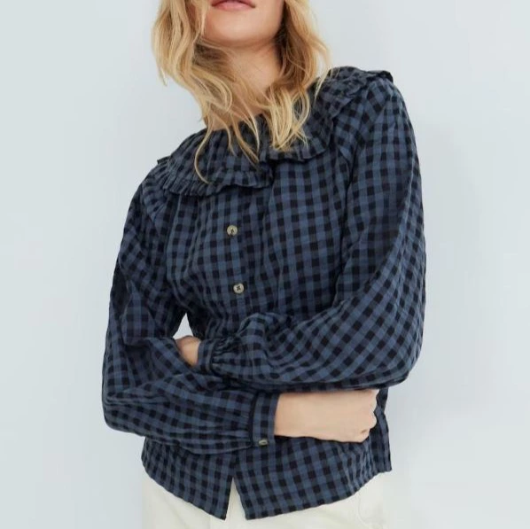 Blusa de mujer con cuello de volantes
