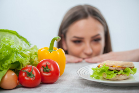 Dieta para perder peso ¿es normal sentir hambre?