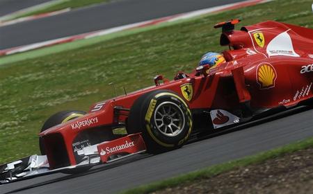 Fernando Alonso lucha con Mark Webber y los blandos de Pirelli
