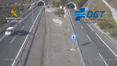Coche circulando en dirección contraria en autovía