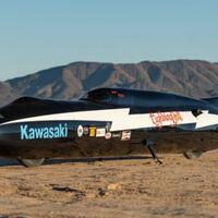 Hace medio siglo un friki le metió dos motores de 1.000 cc de Kawasaki a un submarino con ruedas. Llegó a 536 km/h 