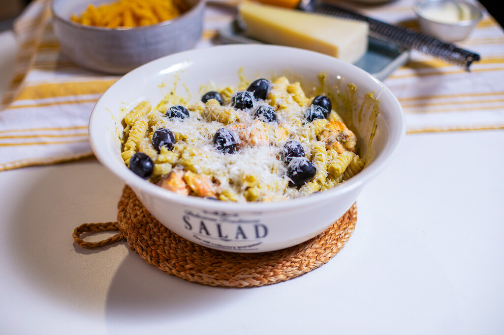 Tirando de botes, esta ensalada de pasta se prepara en lo que tardas en cocer los fusilli. Y es caballo ganador