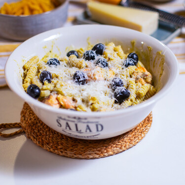 Tirando de botes, esta ensalada de pasta se prepara en lo que tardas en cocer los fusilli. Y es caballo ganador 