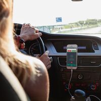 La DGT aclara cómo aplicará la nueva multa de 200 euros y 6 puntos por llevar el teléfono móvil en el coche