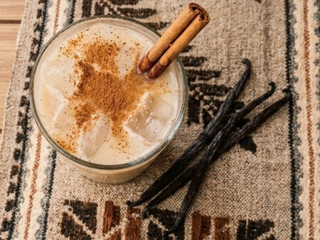 Cómo hacer agua de horchata con maíz y vainilla: una receta aromática y cremosita perfecta para refrescarte