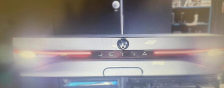 El Volkswagen Jetta de octava generación podría estar asomándose en estas imágenes filtradas... si es que son reales