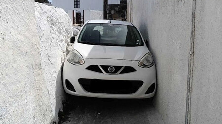 Nissan March Atrapado En Callejon De Santorini
