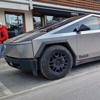 Un taller suizo se pasó de listo usando su matrícula profesional para circular con una Tesla Cybertruck. Le han pillado, multado y dejado sin el mastodonte eléctrico de Elon Musk